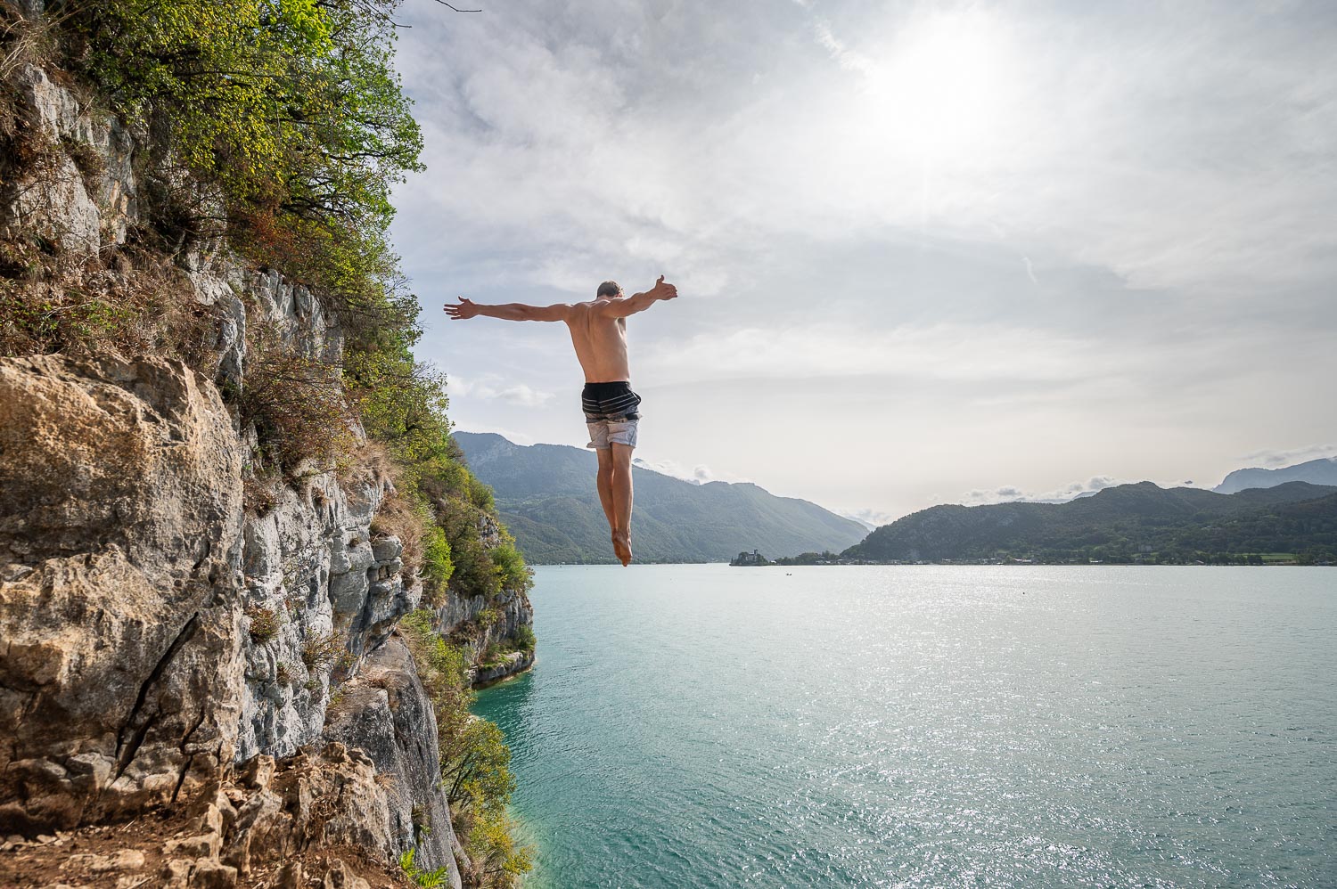 Alexis Pelz cliff diving at Lake Annecy